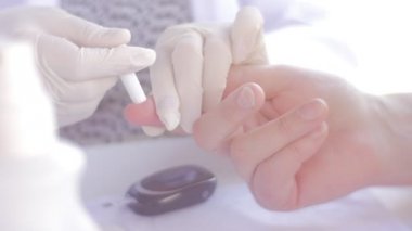 Doktor cilt işaret parmağı hasta üzerinde deler.