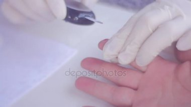 Bir adamın parmağını dışarı kan akımları