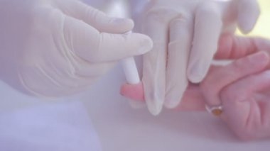 Bir deri Piercing için tıbbi iğne