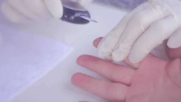 Blut fließt aus dem Finger eines Mannes — Stockvideo