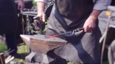 Şapkalı bir adam Demircilik içinde devreye girer