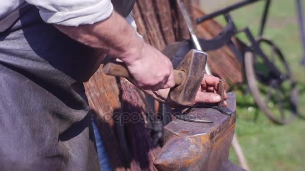 Smith termine la création d'un fer à cheval en métal — Video