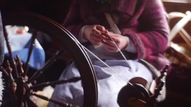 Klasik dikiş makinesine dikiş diken bir kadının kısmi görüntüleri