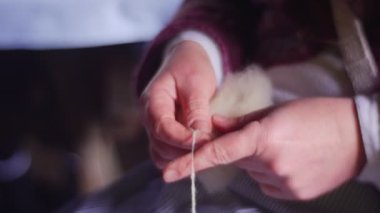 Klasik dikiş makinesine dikiş diken bir kadının kısmi görüntüleri