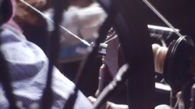 Klasik dikiş makinesine dikiş diken bir kadının kısmi görüntüleri