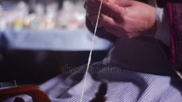 Mulher segura em uma mão um fio de lã — Vídeo de Stock