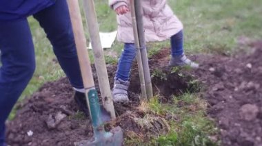 Küçük kız bir x yumuşak bir zemin çiğniyor