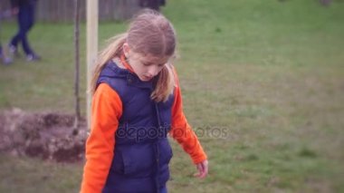 Kız bir plastik kova, su taşır