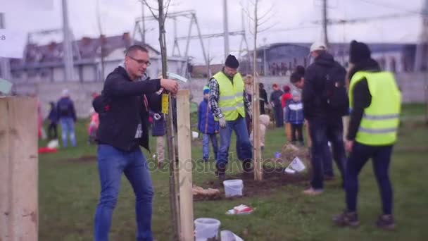 Yeni bir Park bölgesi oluşturulmasında nişanlı Kentliler — Stok video