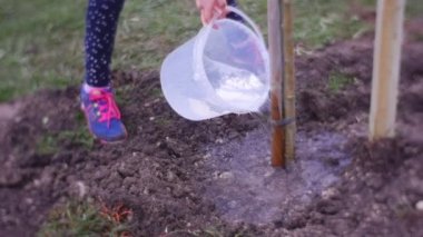 Kız bir elinde tutan bir plastik kova