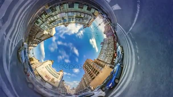 Trou Planète 360 Degré de circulation à Kiev Journée ensoleillée Marquage routier Centre-ville Proximité Plaza Bâtiments Façades Printemps Paysage urbain Vacances dans les capitales célèbres — Video