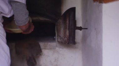 Aşçı-Man lezzetli ekmek üretiminde meşgul