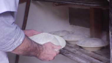 Adam yardım plaka ile bir hamur şekil sağlar