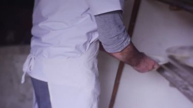 Cook fırında pişirme için bir hamur hazırlık denetler
