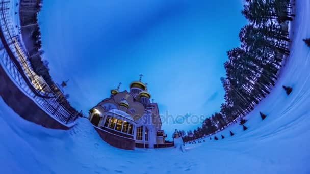 Ορθόδοξη Εκκλησία τρύπα του κουνελιού πλανήτη 360 μοιρών θρησκείες της γης χειμωνιάτικο μέρα και νύχτα Προβολή άτομα τα κωνοφόρα δάση με τα πόδια από χιόνι τον τουρισμό στην Ουκρανία — Αρχείο Βίντεο