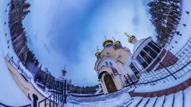 Doğa manzaraları izlerken kar tarafından yürüyüş insanlara bina ve kışlık manzara dinlerin Ortodoks Kilisesi 360vr Video Panoraması üzerinde