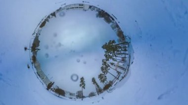 Kış küçük şehir üzerinde objektif Cityscape Downtown delik gezegen 360 derece yağmur damlaları Snowy Meydanı yüksek ağaçlar binalar tarafından Slavutich küçük insanlar yürüyor