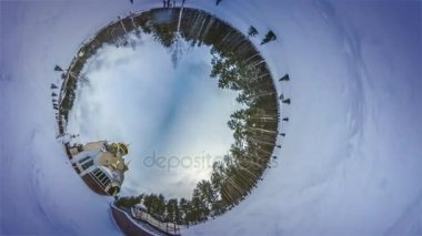 Elijah Church delik gezegen 360 derece kışlık Cityscape Slavutich küçük il kasaba rahat köşe Ukrayna Bina ve alacakaranlıkta iğne yapraklı ağaçlar