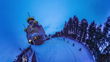 Ortodoks Kilisesi Mini gezegen 360 derece dinlerin dünyayı kışlık gece ve gündüz görüş kar turizm Ukrayna tarafından yürüyüş iğne yapraklı orman insanlar