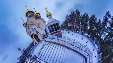 Ortodoks Kilisesi Elijah Mini gezegen 360 derece iğne yapraklı orman kışlık görünümü insan Snowy tarafından yürüyüş Başlarken, kara yıldız parlıyor turizm yer