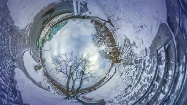 Gat planeet 360 graden Winter Glory vierkante Kiev Cityscape vroege voorjaar gebouwen en vervoer kale tak bomen sneeuw op een grond reizen naar Oekraïne — Stockvideo