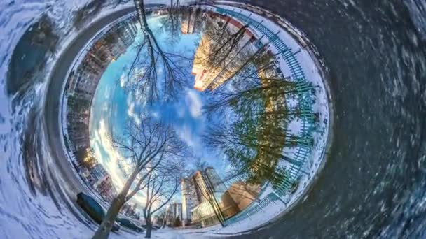 Dia ensolarado em Chernihiv Hole Planet 360 graus de inverno Cityscape em Sunny Day Primavera Edifícios e Transporte Tempo agradável para caminhar Viajar para a Ucrânia — Vídeo de Stock