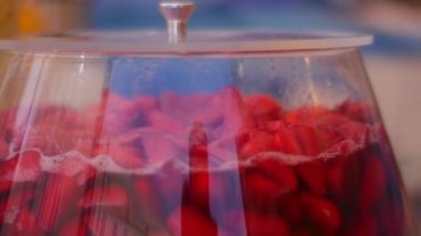 Büyük bir cam kapasite Ekşi limon şurubu olduğunu
