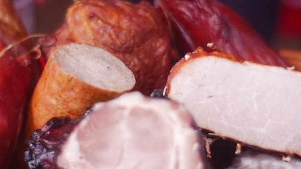 Siyah zemin üzerinde farklı sosis ve et ürünleri var. Telifsiz video