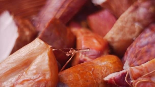 В Wattled корзины лежат огромные и мелкие куски мяса — стоковое видео
