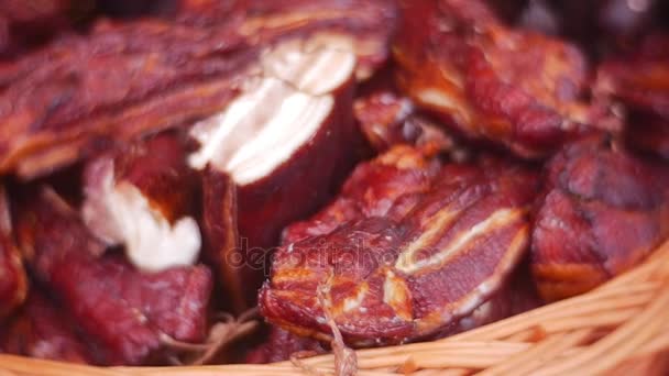 Dure varkensvlees snijden op een Show-Window kruidenierswinkel — Stockvideo