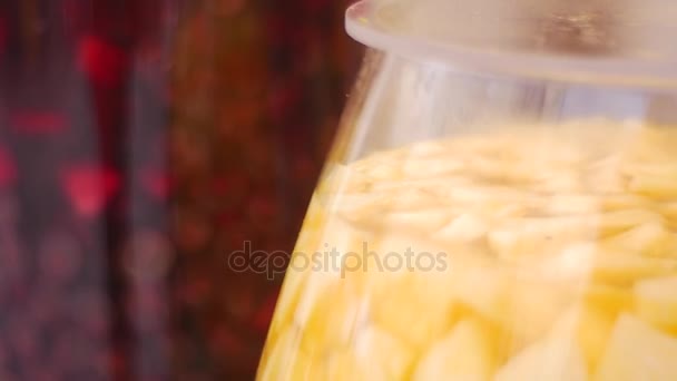 Sladké žluté kus melounu v pomerančový sirup — Stock video