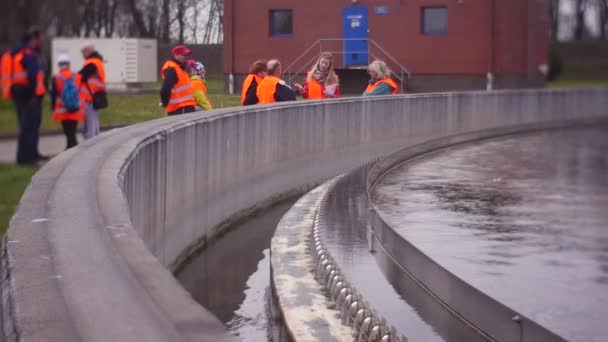 Världens vatten dag Polen, öppen dag - utflykt till vatten, avlopp och Drains.wastewater reningsverk. Ekologi av planeten. — Stockvideo