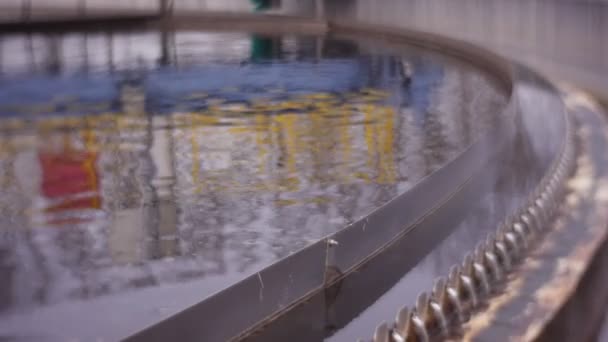 Excursión a instalaciones de tratamiento de agua. Vista general de la piscina, el tanque para la sedimentación y la filtración del agua. Sistema moderno de tratamiento de aguas residuales — Vídeo de stock