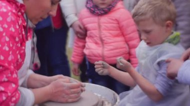 Ellerini yapıştırılmış bir kil, çocuk bakar