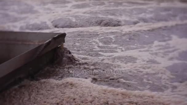 水の浄化のすべての段階後非常に汚い水の大きな気泡流の廃棄物します。破壊的な環境に及ぼす人間の活動. — ストック動画