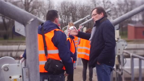 Utflykt till stadens vattenrening Station, direktör, den allmänna chefen svarar på frågor från besökarna. Prata med ledningen — Stockvideo