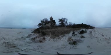 Leba ilkbahar sonbahar görünümü sıkıcı bulutlu hava üzüntü özgürlük Wilderness yılında deniz feneri ile bulutlu gün Sandy kıyı şeridi 360vr Video peyzaj Bakpacker