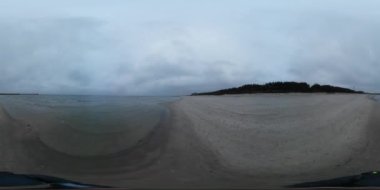 Bulutlar deniz altı 360vr Video manzara donuk bulutlu hava yalnızlık izole yerde Sandy şeridinin Leba ilkbahar sonbahar görünümünün Island View terk