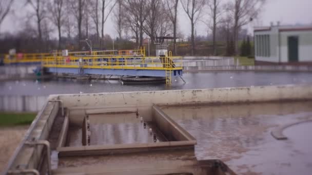 Внешние бассейны, водохранилища на Главной городской станции очистки и фильтрации воды — стоковое видео