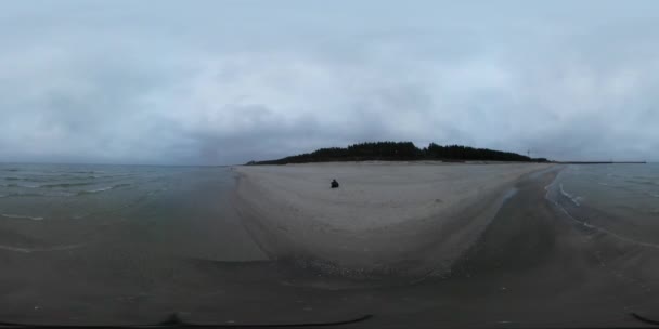 Ensam mans siluett på en Seaside 360vr Video öde ö landskap av Leba överlevnad i väntan på räddning sandiga kusten tråkig stormigt väder — Stockvideo
