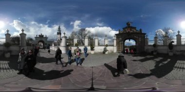 Tarihsel yerleri ziyaret eden insanların 360 derecelik VR panoraması