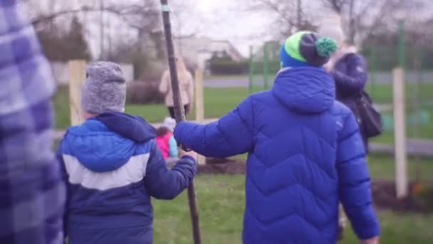 Écolier nettoie une saleté de son bottes — Video