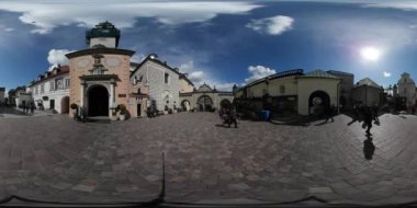 Tarihi binaları olan Avrupa şehrinin 360 derecelik VR manzarası