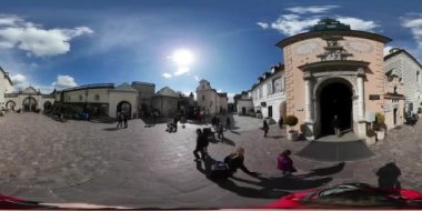 Tarihi binaları olan Avrupa şehrinin 360 derecelik VR manzarası