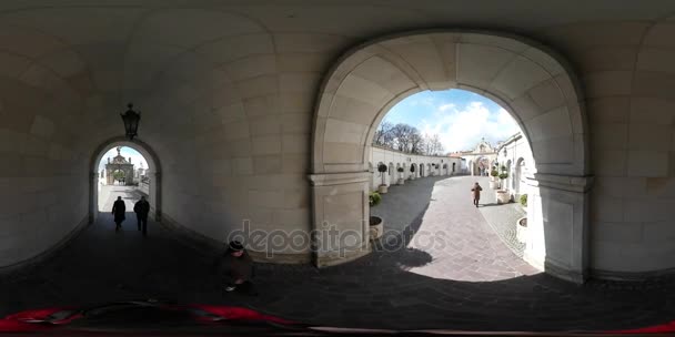 Pascua en Czestochowa Jasna Gora 360 vr Video Pasando bajo el Arco del Monasterio Turistas Observando Monumento Histórico Nacional de Polonia Primavera de Europa Día Soleado — Vídeo de stock