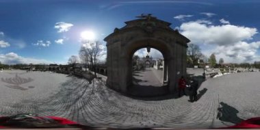 Tarihsel kemer ve Avrupa şehir meydanındaki 360 derecelik VR manzarası
