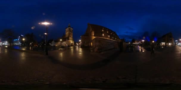 Noc gród 360vr wideo deszczowy wieczór Kościół Saint Catherine Jacek wieża średniowiecznych uliczek Gdańska historycznego miasta turystyki w Polsce wieczorne niebo — Wideo stockowe