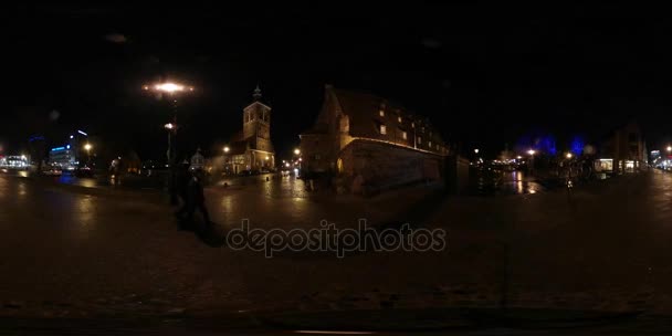 Paisaje urbano nocturno 360Vr Vídeo Edificios antiguos Transporte moderno Iglesia de Santa Catalina Torre Jacek Calles medievales de Gdansk Turismo en Polonia — Vídeo de stock