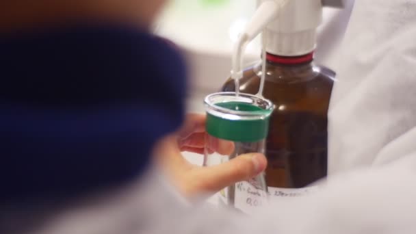 Experimento químico com água — Vídeo de Stock