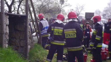 Milis, itfaiye ve sağlık görevlilerinin Ahşap evin yakınındaki